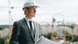 在市中心购买带有住宅楼建设项目的土地